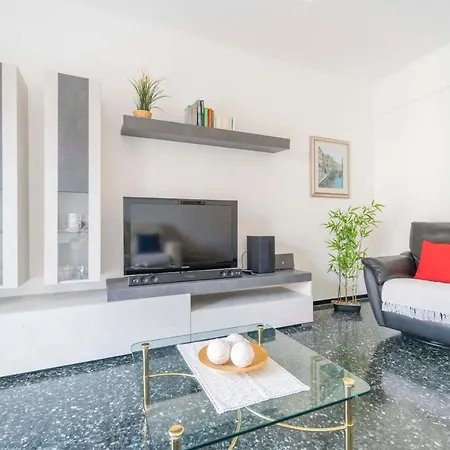 Casa Via Della Chiusa: Centrally Located With Access And Free Parking
