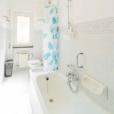 Apartment Casa Via Della Chiusa: Centrally Located With Access And Free Parking Sestri Levante